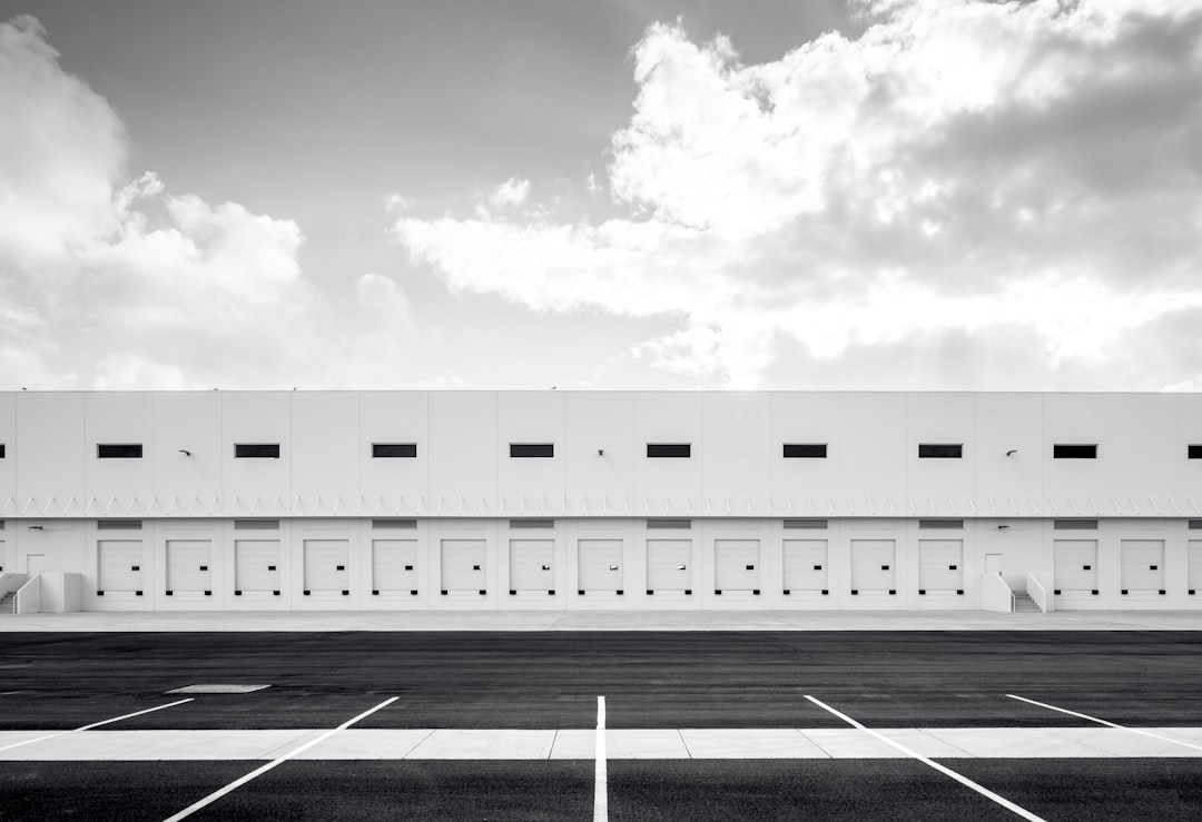 Logistikimmobilie verkaufen in 8 Wochen: Wie ein Asset Manager die Due Diligence halbiert